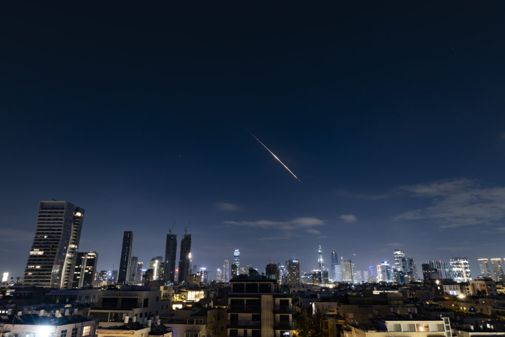 סוללות נגד טילים יורים טילי יירוט לעבר טילים בליסטיים ששוגרו מאיראן, כפי שנראה מעל תל אביב, במהלך המלחמה עם איראן וירי טילים מתמשך לעבר ישראל, 5 במרץ 2026. צילום: חיים גולדברג/Flash90 *** כיתוב מקומי *** יירות כיפת ברזל