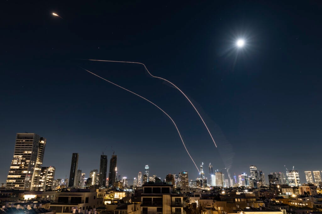 סוללות נגד טילים יורים טילי יירוט לעבר טילים בליסטיים ששוגרו מאיראן, כפי שנראה מעל תל אביב, במהלך המלחמה עם איראן וירי טילים מתמשך לעבר ישראל, 5 במרץ 2026.