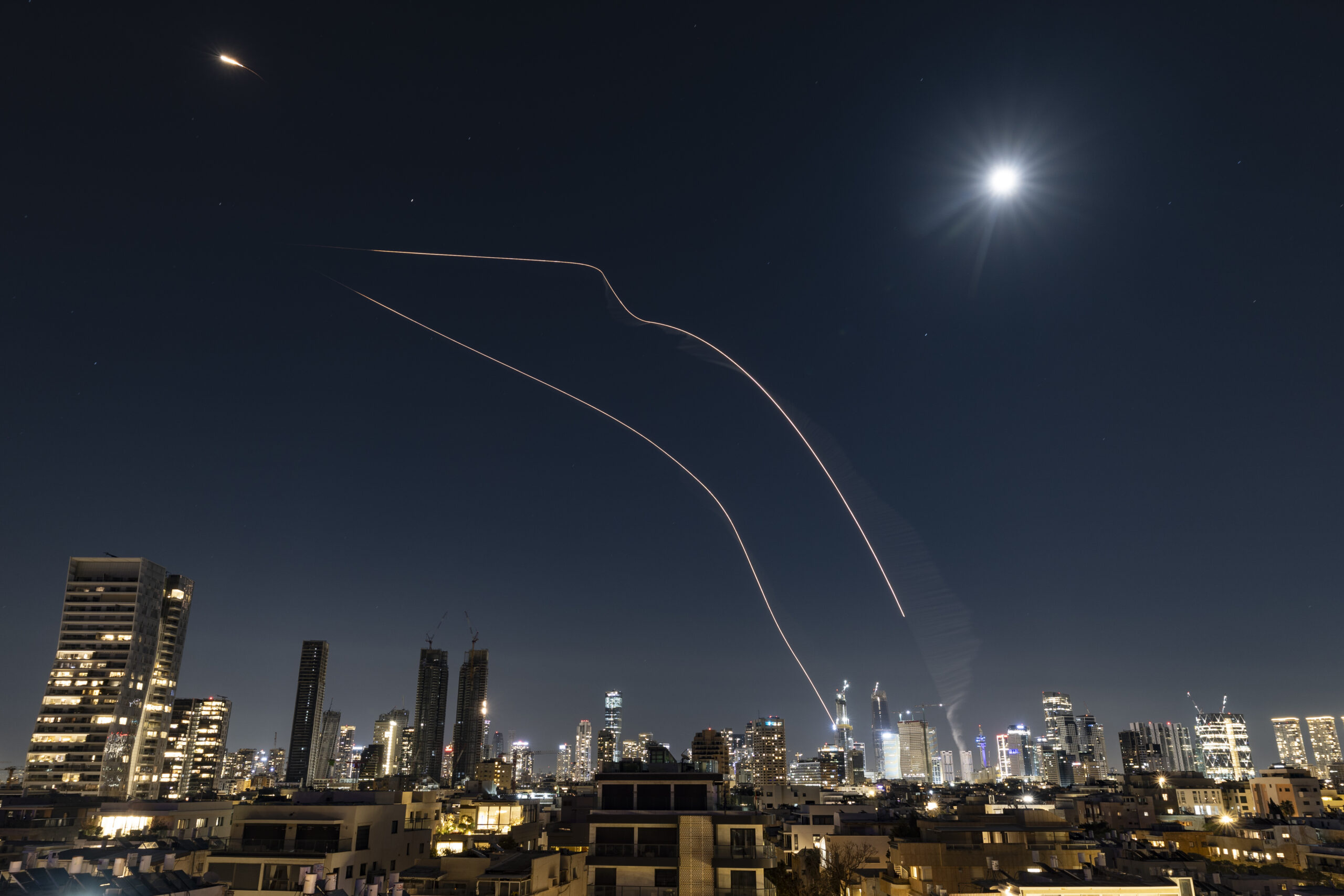 סוללות נגד טילים יורים טילי יירוט לעבר טילים בליסטיים ששוגרו מאיראן, כפי שנראה מעל תל אביב, במהלך המלחמה עם איראן וירי טילים מתמשך לעבר ישראל, 5 במרץ 2026.
