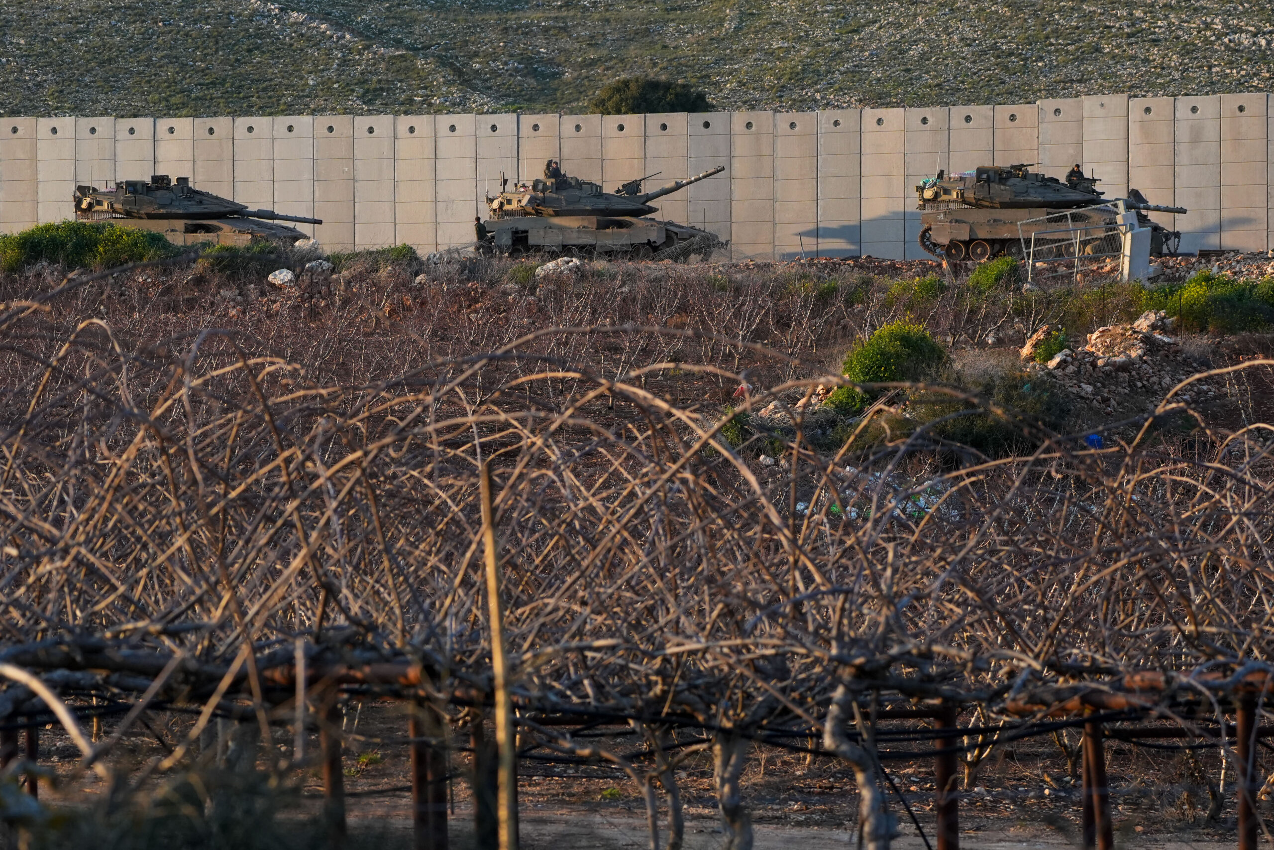 כלי רכב וטנקים צבאיים ישראליים נראים לאורך הגבול הישראלי עם לבנון בעיצומה של המלחמה המתמשכת עם איראן וחיזבאללה, 7 במרץ 2026.