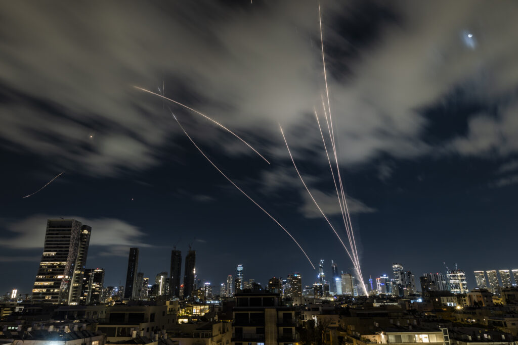 סוללות נגד טילים יורים טילי יירוט לעבר טילים בליסטיים ששוגרו מאיראן, כפי שנראה מעל תל אביב, במהלך המלחמה עם איראן וירי טילים מתמשך לעבר ישראל, 7 במרץ 2026.