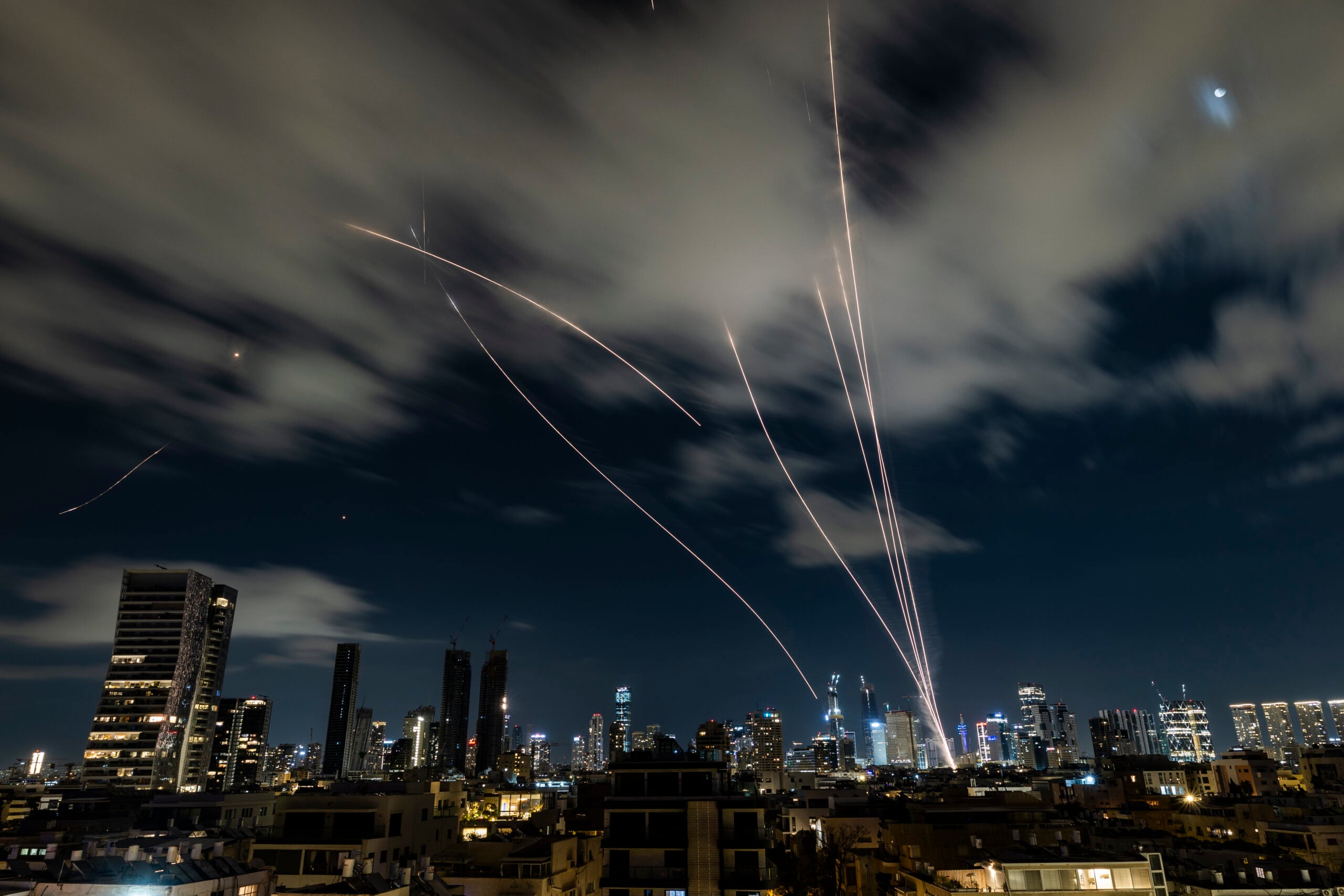 סוללות נגד טילים יורים טילי יירוט לעבר טילים בליסטיים ששוגרו מאיראן, כפי שנראה מעל תל אביב, במהלך המלחמה עם איראן וירי טילים מתמשך לעבר ישראל, 7 במרץ 2026.