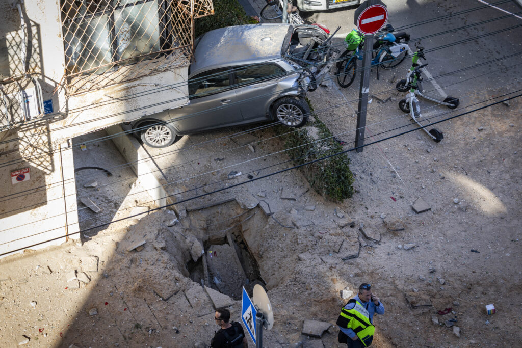 כוחות חילוץ וחירום ישראליים בזירה בה נפלו רסיסים מטיל בליסטי שנורה מאיראן בתל אביב, 8 במרץ 2026. צילום: חיים גולדברג/Flash90 *** כיתוב מקומי *** איראן