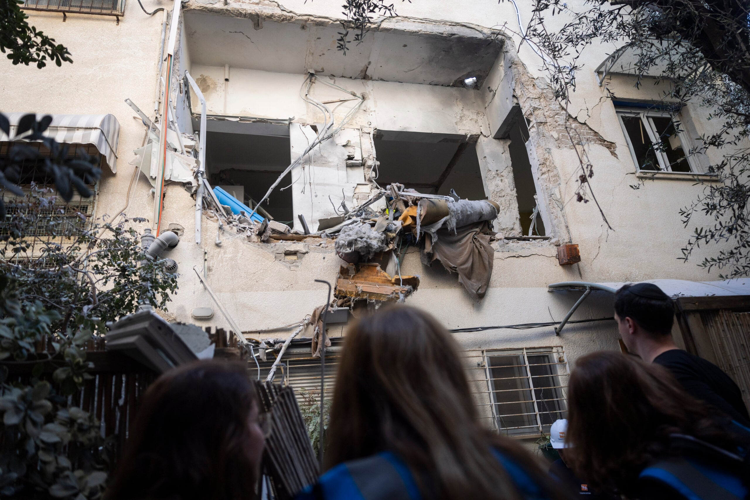 כוחות חילוץ וחירום ישראליים בזירה בה נפלו רסיסים מטיל בליסטי שנורה מאיראן בתל אביב, 8 במרץ 2026. צילום: חיים גולדברג/Flash90 *** כיתוב מקומי ***