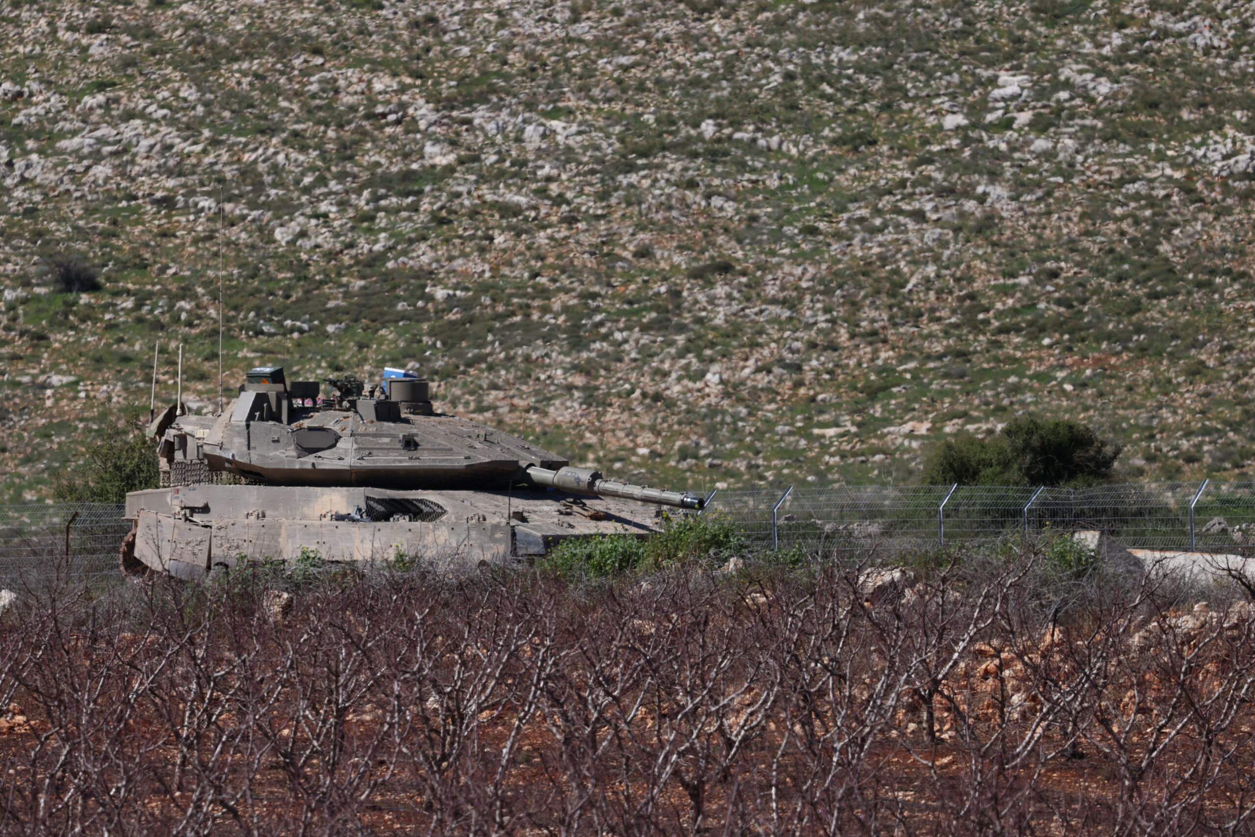 כלי רכב וטנקים צבאיים ישראליים נראים לאורך הגבול הישראלי עם לבנון בעיצומה של המלחמה המתמשכת עם איראן וחיזבאללה, 8 במרץ 2026. צילום: דוד כהן/Flash90 *** כיתוב מקומי *** àéøàï