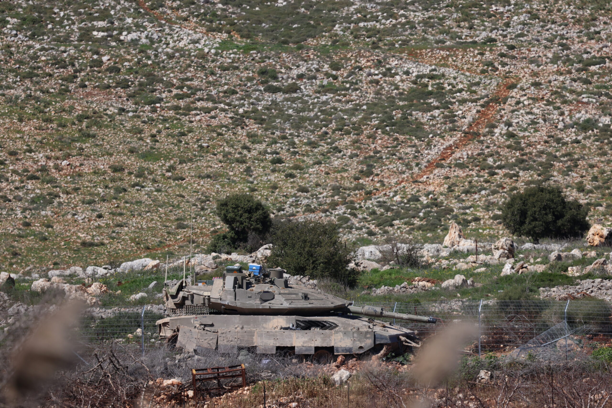 כלי רכב וטנקים צבאיים ישראליים נראים לאורך הגבול הישראלי עם לבנון בעיצומה של המלחמה המתמשכת עם איראן וחיזבאללה, 8 במרץ 2026. צילום: דוד כהן/Flash90 *** כיתוב מקומי *** àéøàï