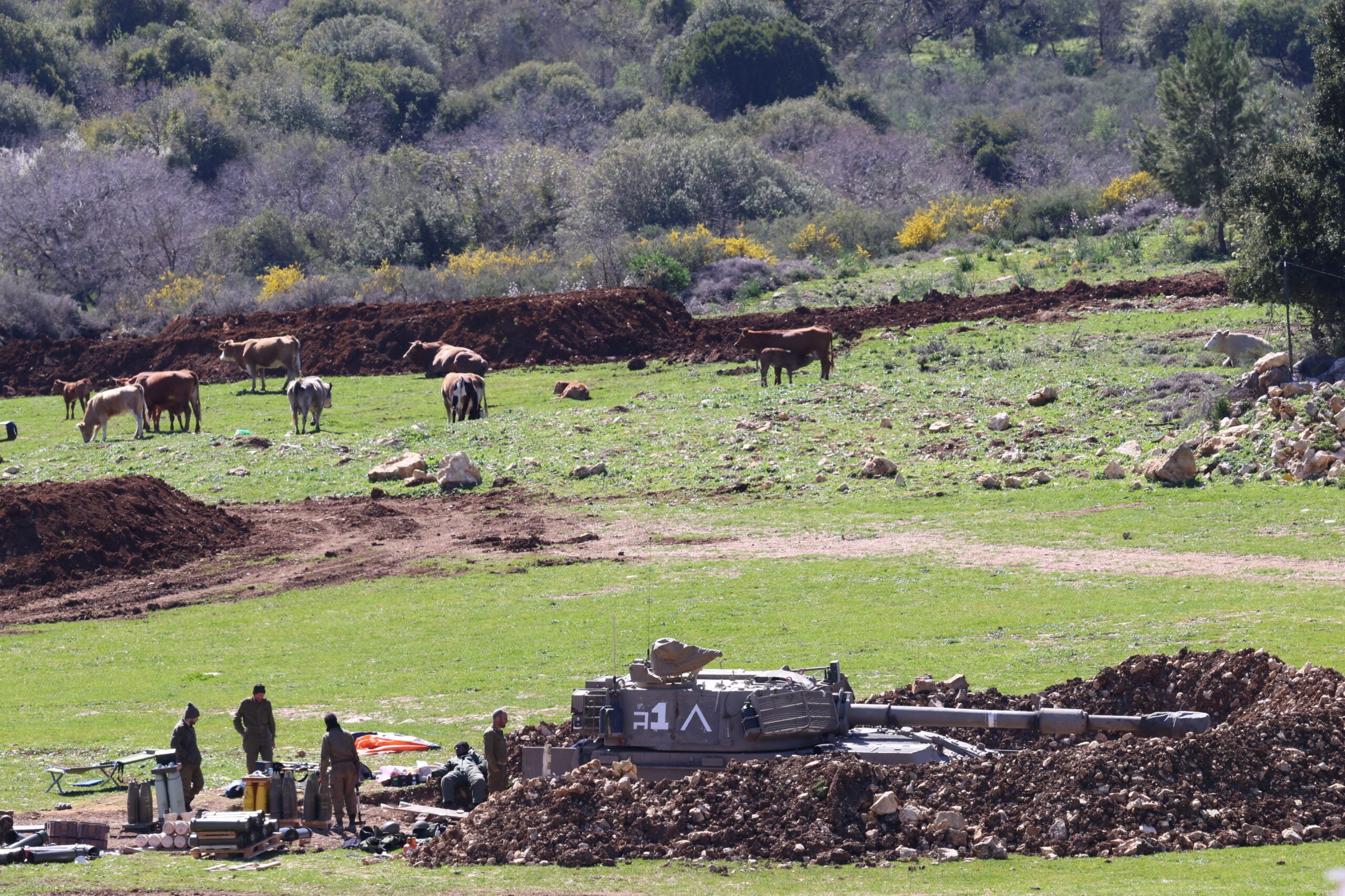 כלי רכב וטנקים צבאיים ישראליים נראים לאורך הגבול הישראלי עם לבנון בעיצומה של המלחמה המתמשכת עם איראן וחיזבאללה, 8 במרץ 2026. צילום: דוד כהן/Flash90