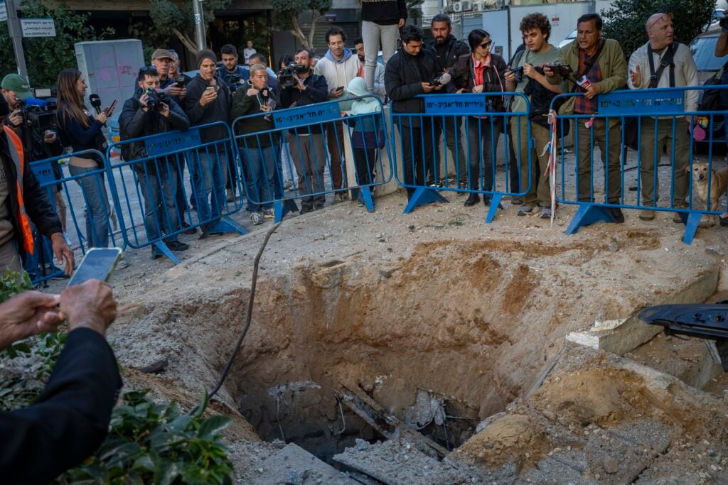 הזירה בה נפלו רסיסים מטיל בליסטי שנורה מאיראן בבני ברק, 8 במרץ 2026. צילום: Flash90 *** כיתוב מקומי ***