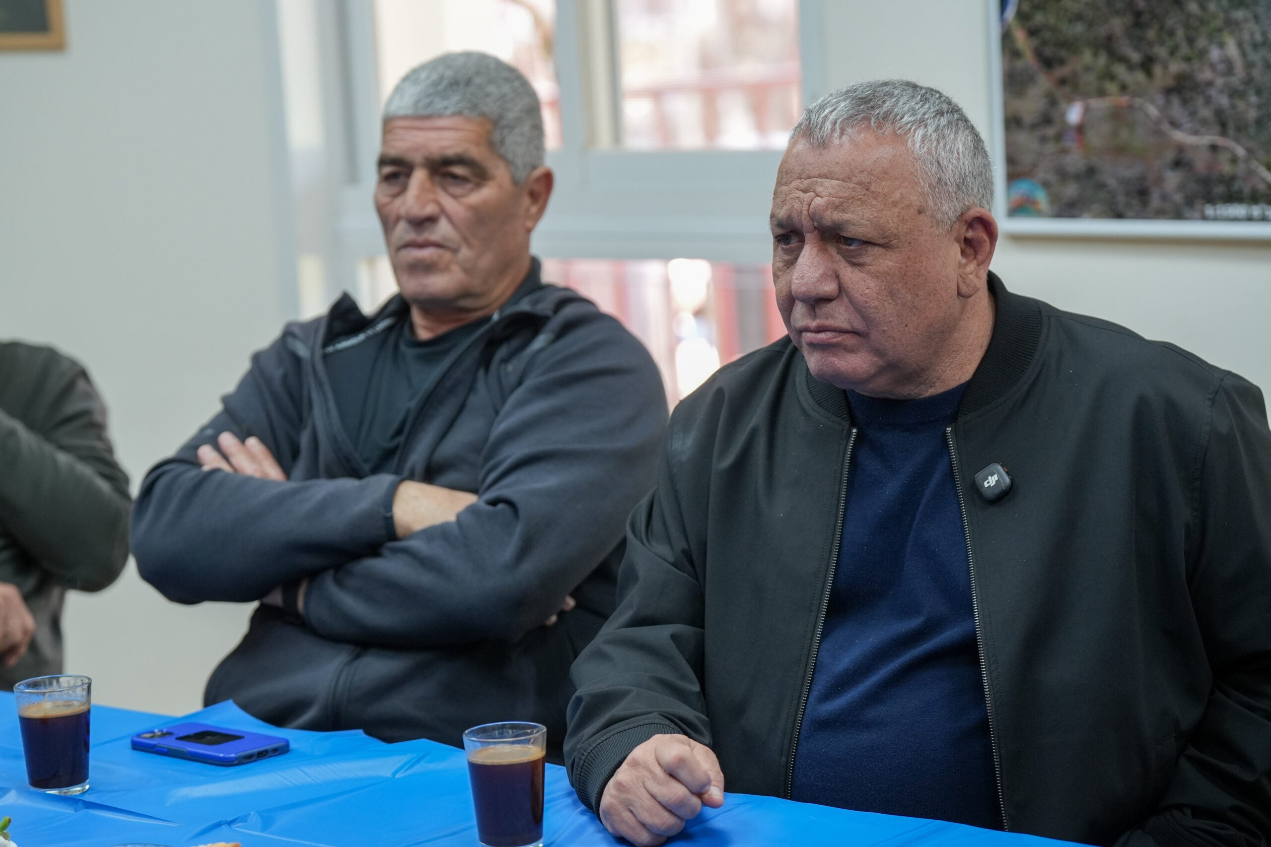 הרמטכ"ל לשעבר גדי אייזנקוט והאלוף לשעבר טל רוסו מבקרים בקיבוץ יפתח הסמוך לגבול ישראל עם לבנון, על רקע המלחמה המתמשכת עם איראן וחיזבאללה וירי טילים לעבר ישראל, 9 במרץ 2026.