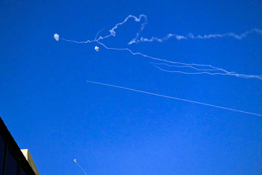 סוללות נגד טילים יורים טילי יירוט לעבר טילים בליסטיים הנכנסים מאיראן, כפי שנראה מעל תל אביב, במהלך המלחמה עם איראן וירי טילים מתמשך לעבר ישראל, 9 במרץ 2026. צילום: אבשלום ששוני/Flash90 *** כיתוב מקומי ***