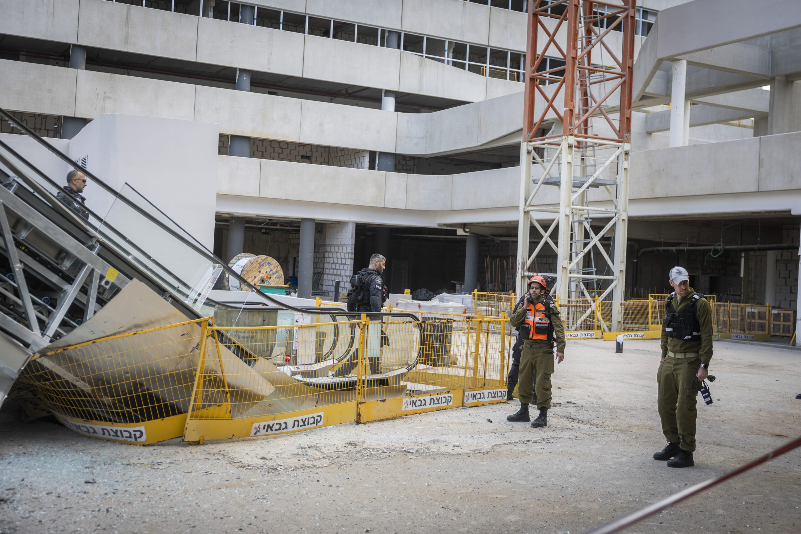 כוחות חילוץ וחירום ישראליים בזירה בה נפלו רסיסים מטיל בליסטי שנורה מאיראן ביהוד, 9 במרץ 2026. צילום: חיים גולדברג/Flash90