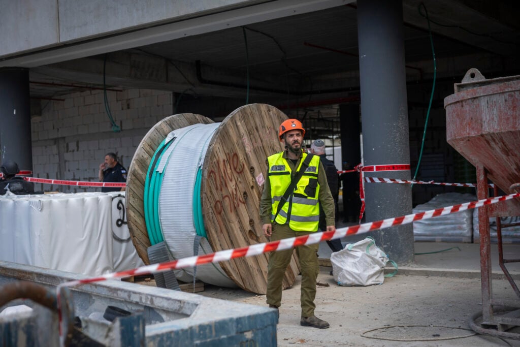 כוחות הצלה וחירום ישראלים בזירת נפילת רסיסים מטיל בליסטי שנורה מאיראן ביהוד, 9 במרץ 2026. צילום חיים גולדברג/Flash90