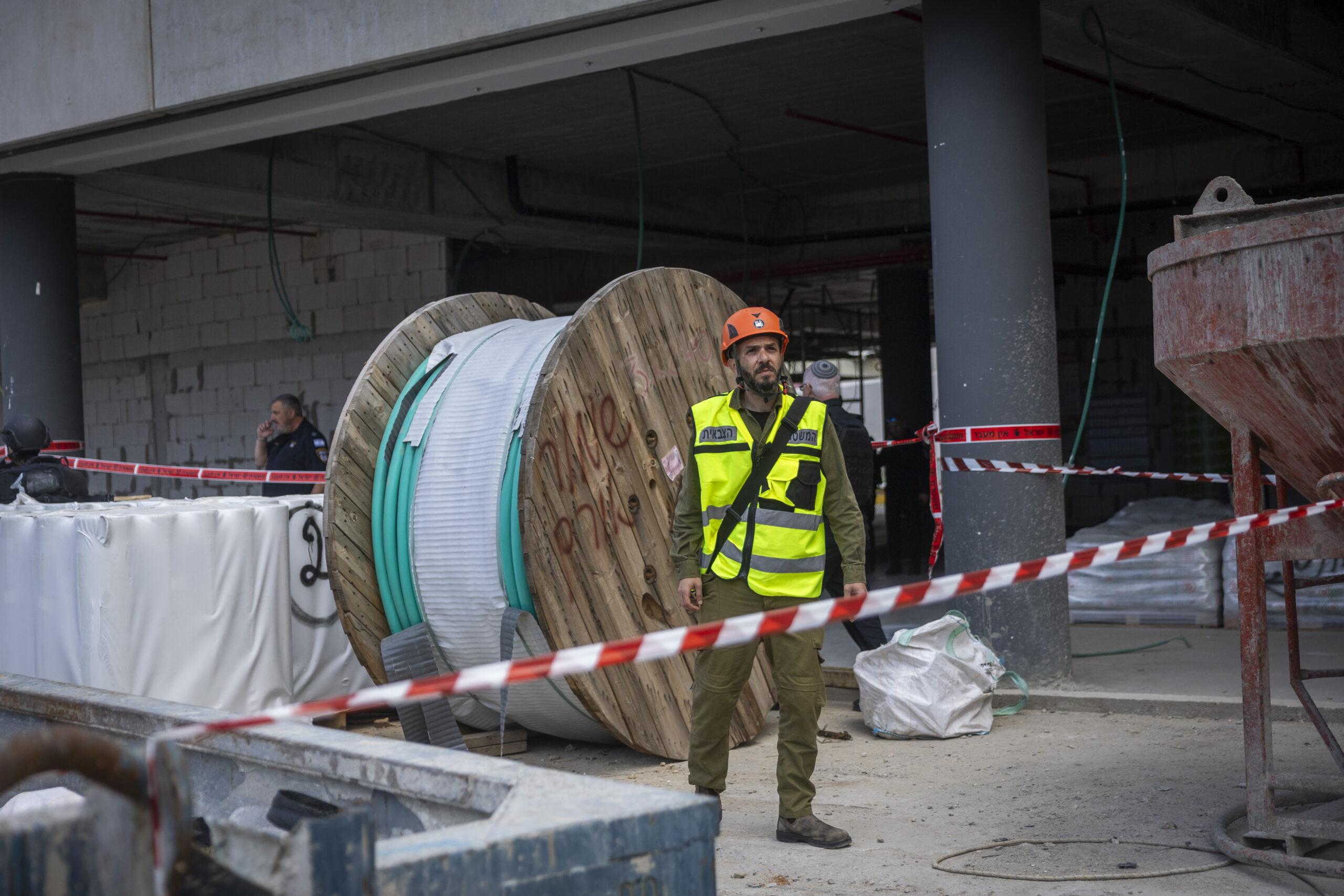 כוחות הצלה וחירום ישראלים בזירת נפילת רסיסים מטיל בליסטי שנורה מאיראן ביהוד, 9 במרץ 2026. צילום חיים גולדברג/Flash90