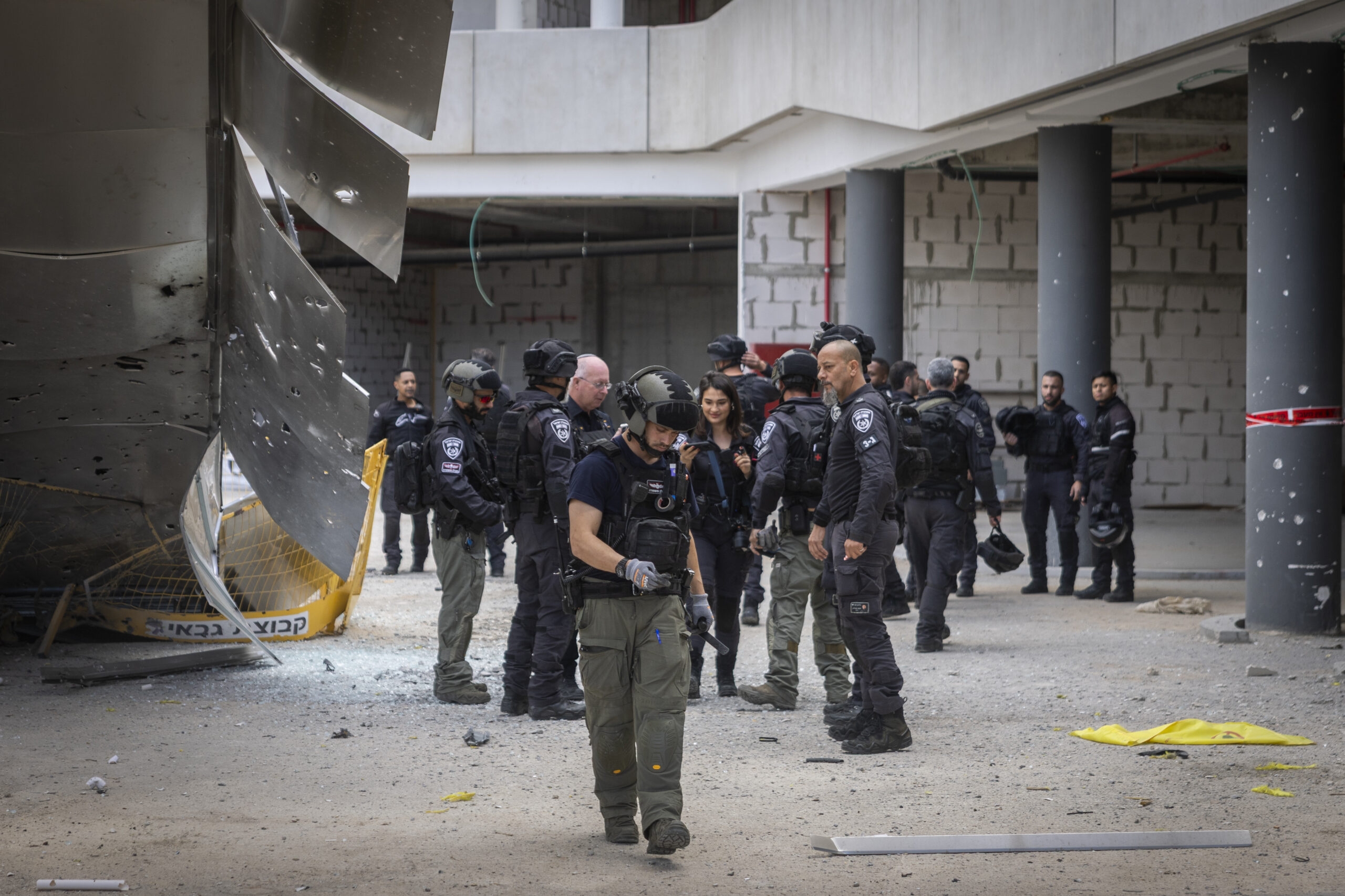 כוחות חילוץ וחירום ישראליים בזירה בה נפלו רסיסים מטיל בליסטי שנורה מאיראן ביהוד, 9 במרץ 2026.