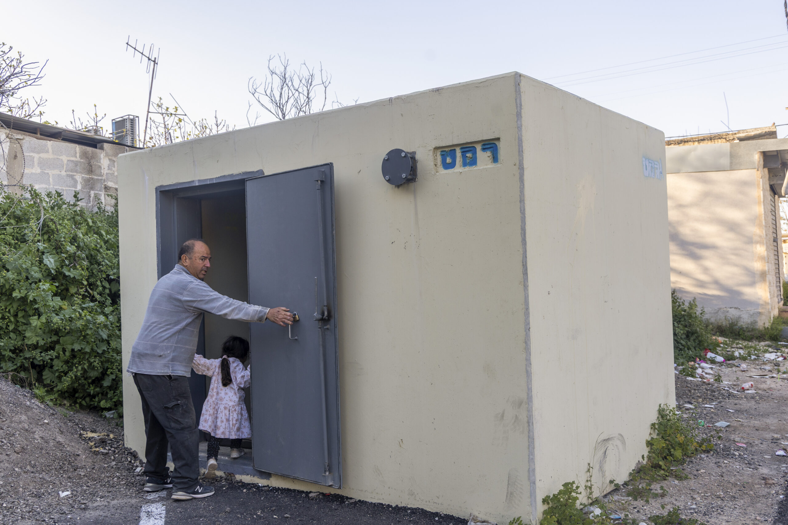 אנשים ממהרים למקלט ציבורי בעיר רמלה לאחר אזעקה המזהירה מפני טילים שנורים לעבר ישראל על רקע המלחמה המתמשכת עם איראן וחיזבאללה, 9 במרץ 2026.
