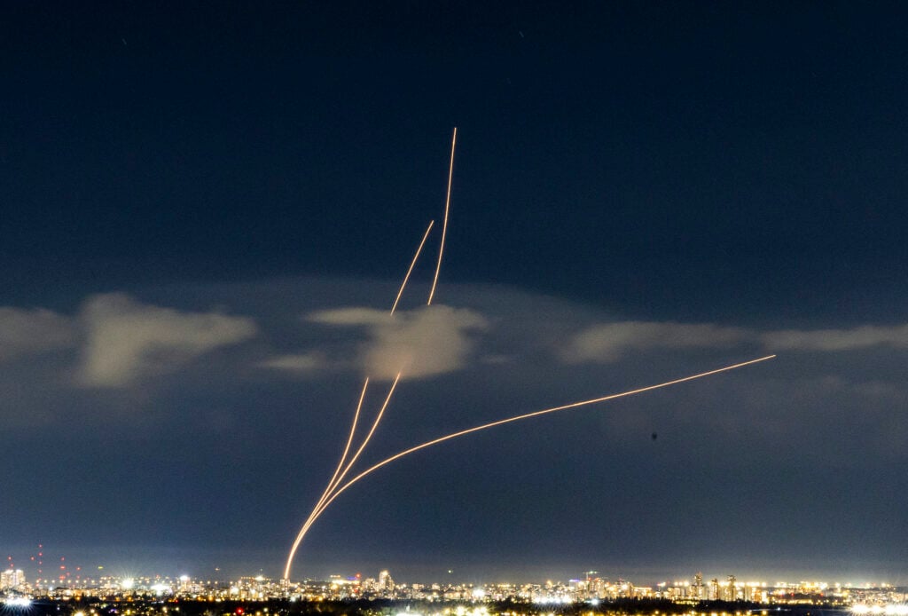 מערכת נגד טילים יורה טילי יירוט בזמן טילים שנורו מאיראן כפי שנראו מעל מרכז ישראל, 9 במרץ 2026. צילום: יוסי אלוני/Flash90