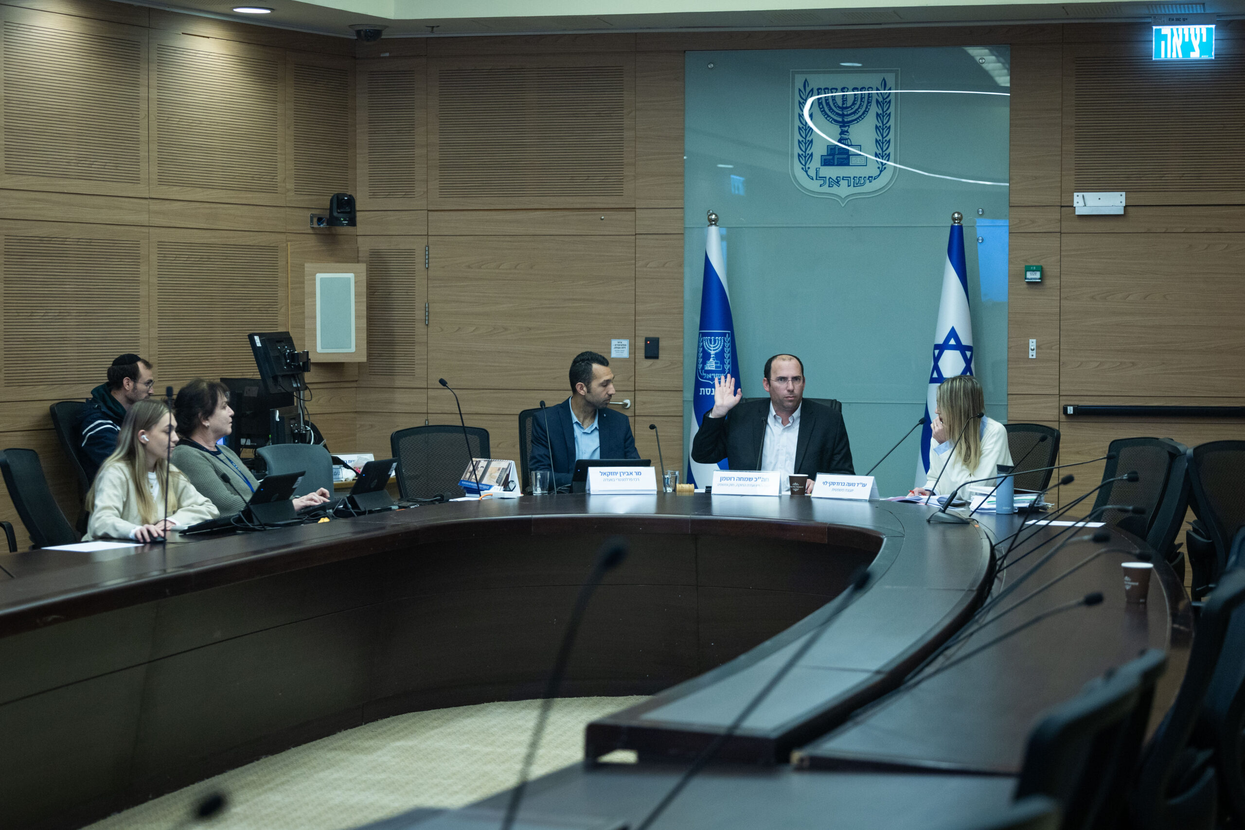 חבר הכנסת שמחה רוטמן מוביל ישיבת ועדת חוקה, חוק ומשפט בכנסת בירושלים, במהלך המלחמה עם איראן וחיזבאללה, 9 במרץ 2026. צילום: יונתן סינדל/Flash90 *** כיתוב מקומי ***