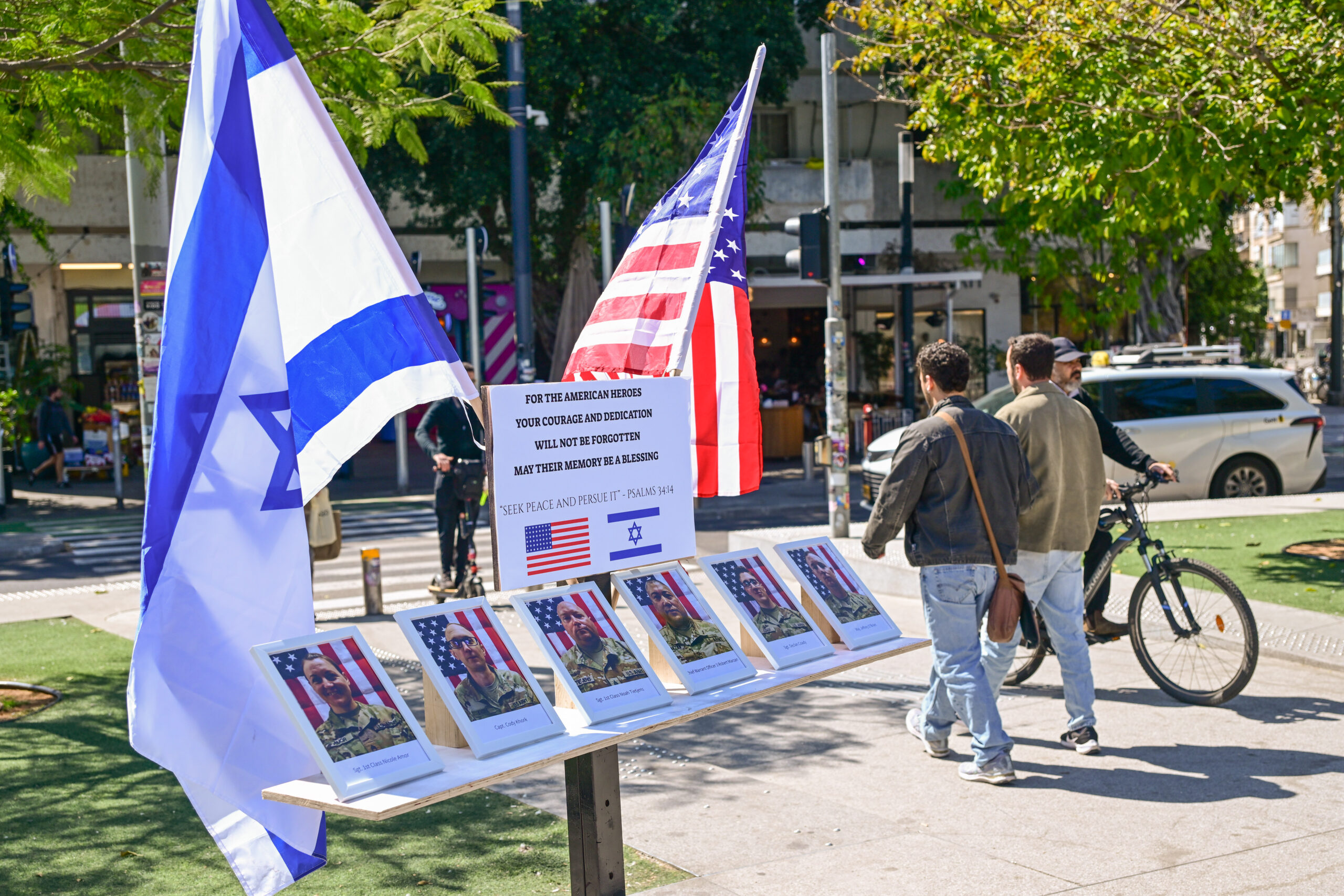 אנדרטה לחיילים אמריקאים שנפלו במלחמה המתמשכת בין ישראל/ארה"ב לאיראן, כפי שנראה בכיכר דיזנגוף בתל אביב. 10 במרץ, 2026. צילום: אבשלום ששוני/FLASH90 *** כיתוב מקומי ***