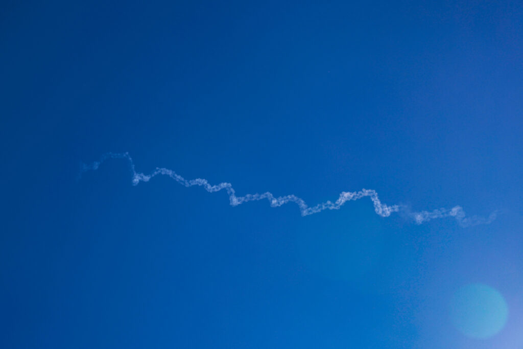 סוללות נגד טילים יורים טילי יירוט לעבר טילים בליסטיים הנכנסים מאיראן, כפי שנראה מעל צפת, במהלך המלחמה עם איראן וירי טילים מתמשך לעבר ישראל, 10 במרץ 2026. צילום: דיוויד כהן/Flash90 *** כיתוב מקומי ***