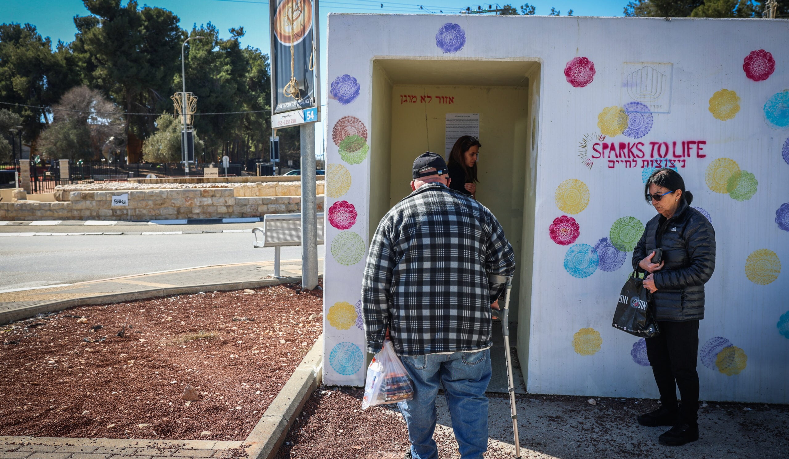 ישראלים תופסים מחסה במקלט ציבורי בעיר צפת בצפון ישראל כאשר נשמעת צפירה המזהירה מפני טילים נכנסים שנורו לעבר ישראל, 10 במרץ 2026.