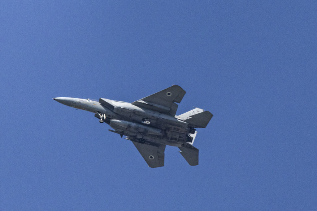 מטוס קרב של חיל האוויר הישראלי נראה במרכז ישראל בעיצומה של המלחמה המתמשכת בין ישראל לאיראן, 10 במרץ 2026. צילום: נתי שוחט/Flash90