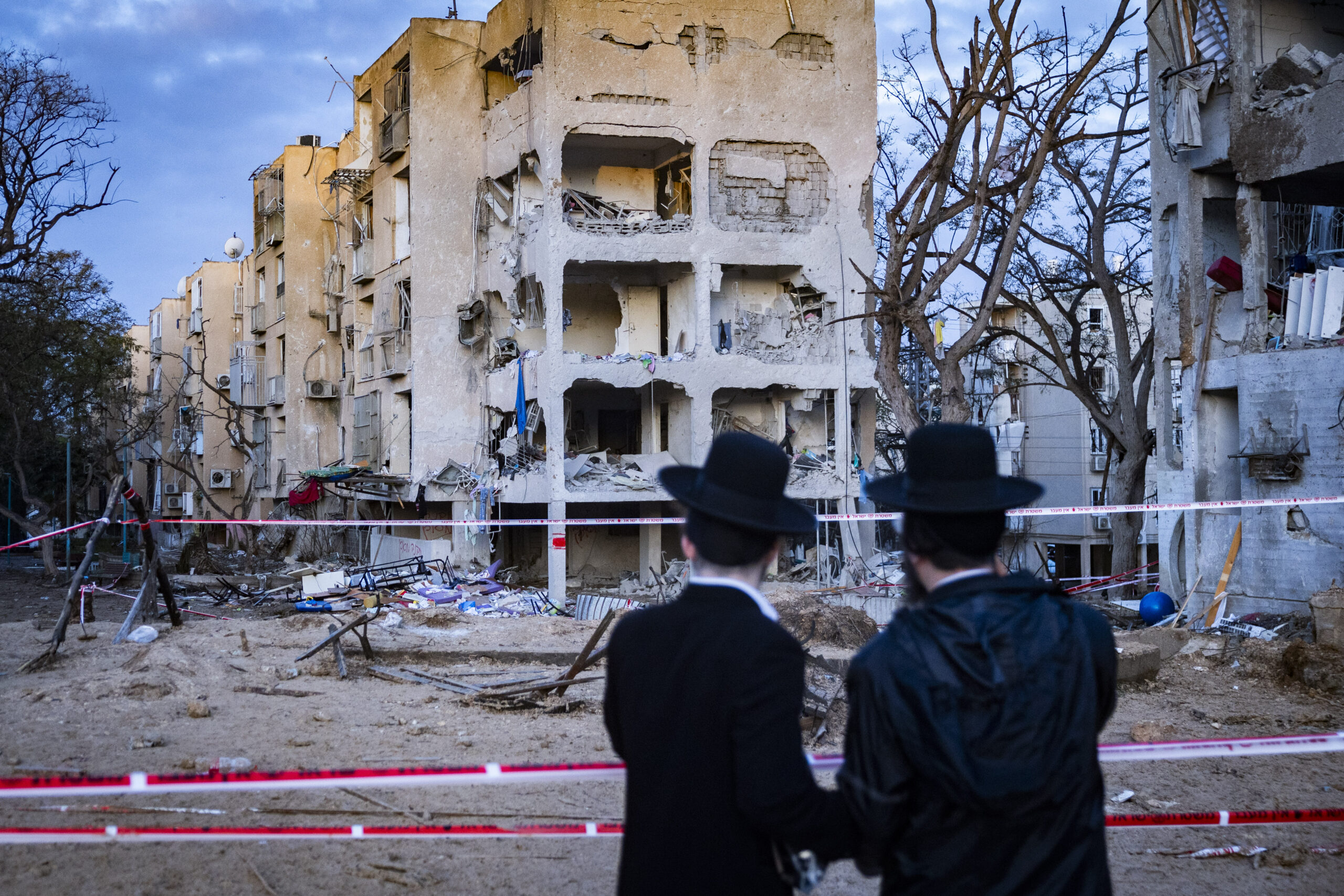 הזירה שבה טיל שנורה מאיראן לעבר ישראל גרם נזק לבנייני מגורים בעיר ערד בדרום ישראל, 22 במרץ 2026. צילום: חיים גולדברג/Flash90