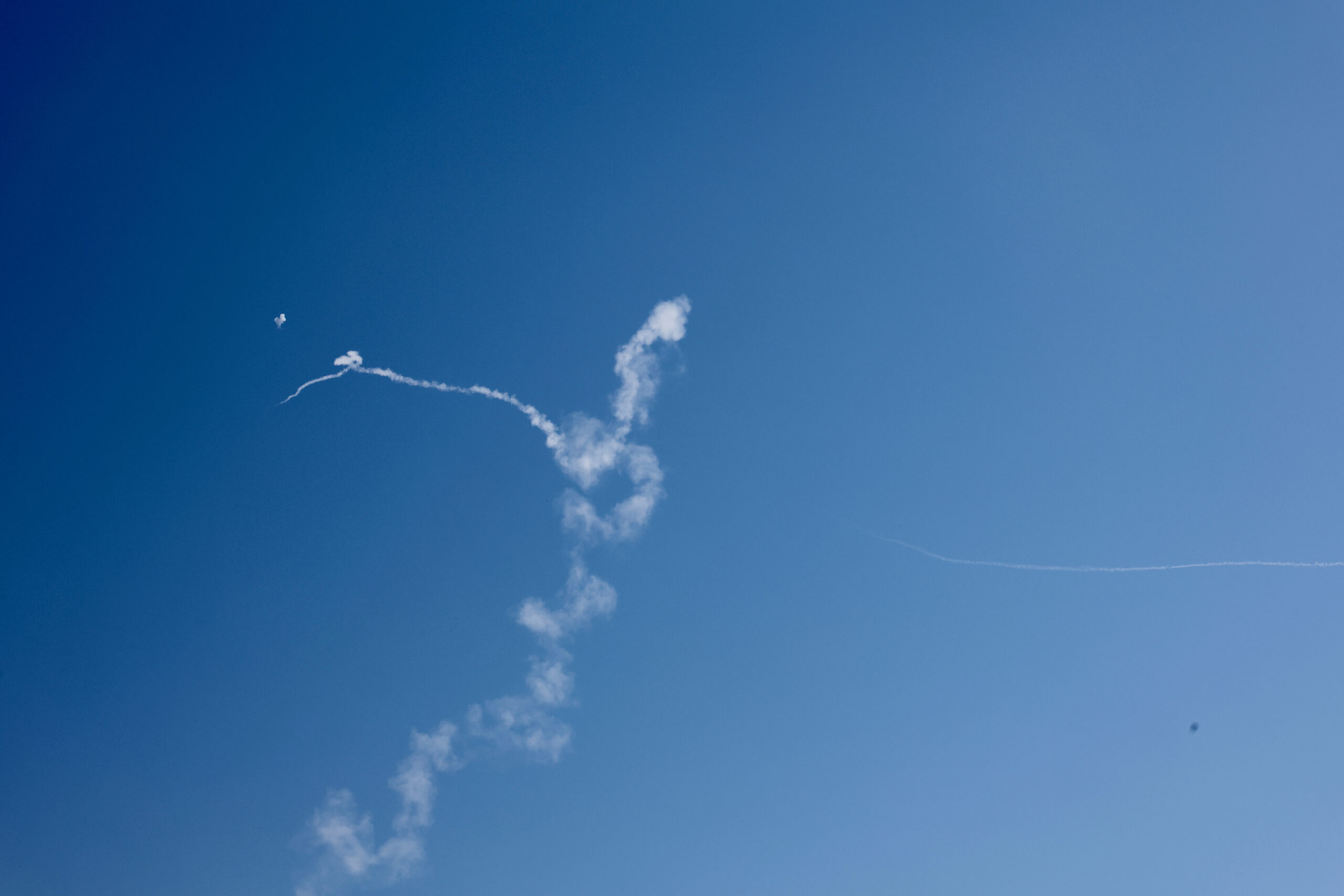 שובלי עשן נראים כאשר טילים ששוגרו מאיראן לישראל יורטו על ידי מערכת נגד טילים ישראלית, 4 במרץ 2026.