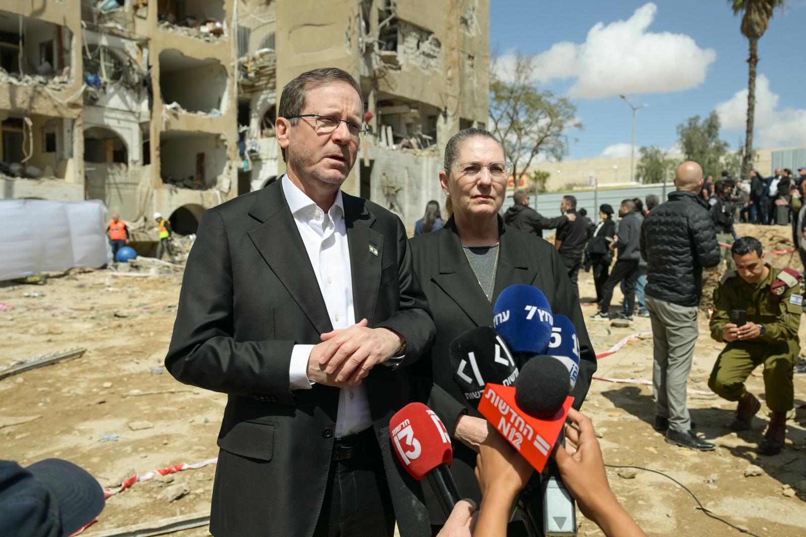 הנשיא הרצוג בזירת הפגיעה בערד