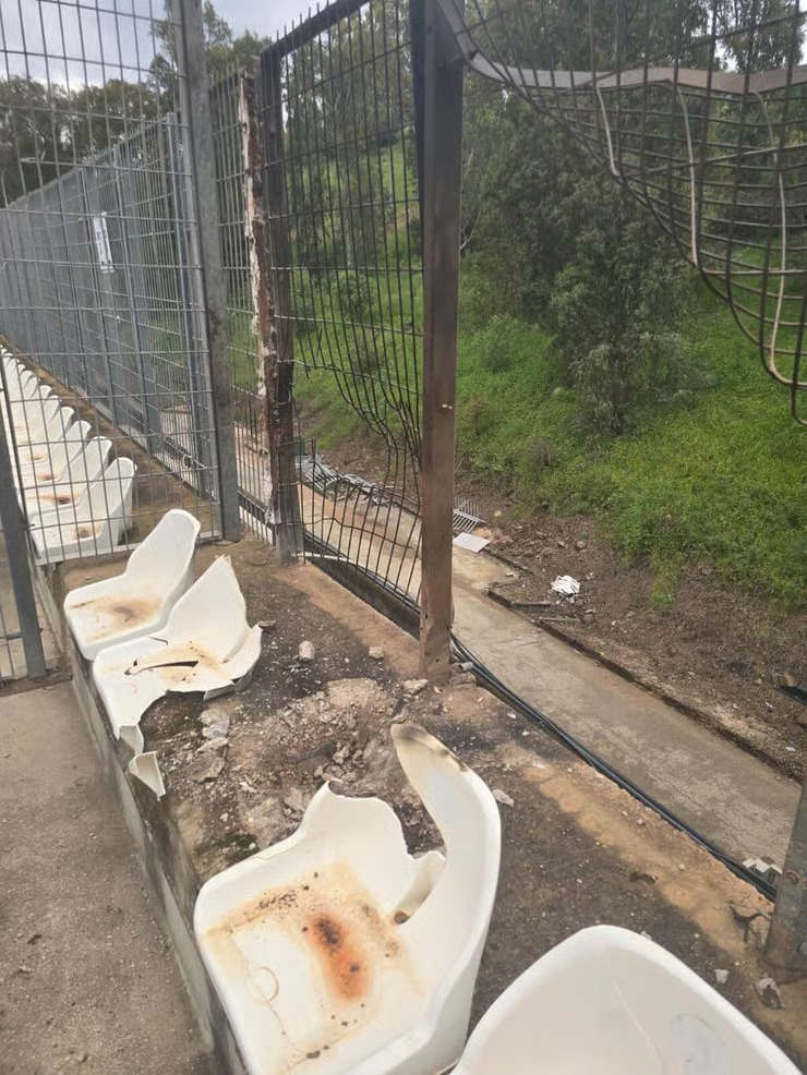 טיל שנורה על ידי חיזבאללה פגע באצטדיון בקריית שמונה