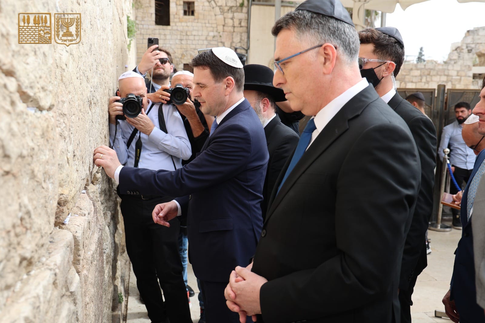 שר החוץ של צ'כיה פטר מצינקה וגדעון סער בכותל |