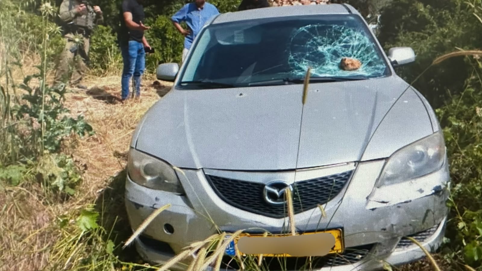 'חתונה אדומה'- חמושים באקדחים, תצפתו וחיכו לרגע המתאים, רק אז יצאו מרכבם וביצעו ירי לעבר קרובי משפחתם במהלך חגיגת החתונה: חקירת ניסיון הרצח בכניסה לאולם השמחה, שניהלה יחידת 'חץ יהודה' ממחוז ש"י, הבשילה לאחר עשרות ימי חקירה ועדויות, לכדי תשתית ראייתית. בימים הקרובים יוגש נגד שני המעורבים כתב האישום.