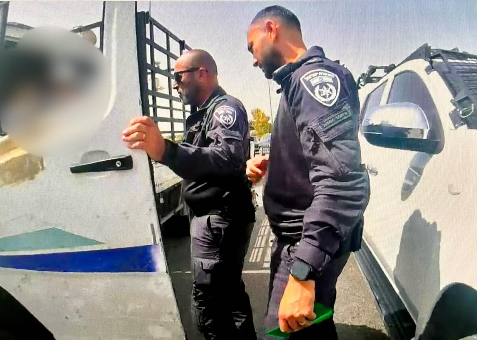 'חתונה אדומה'- חמושים באקדחים, תצפתו וחיכו לרגע המתאים, רק אז יצאו מרכבם וביצעו ירי לעבר קרובי משפחתם במהלך חגיגת החתונה: חקירת ניסיון הרצח בכניסה לאולם השמחה, שניהלה יחידת 'חץ יהודה' ממחוז ש"י, הבשילה לאחר עשרות ימי חקירה ועדויות, לכדי תשתית ראייתית. בימים הקרובים יוגש נגד שני המעורבים כתב האישום.