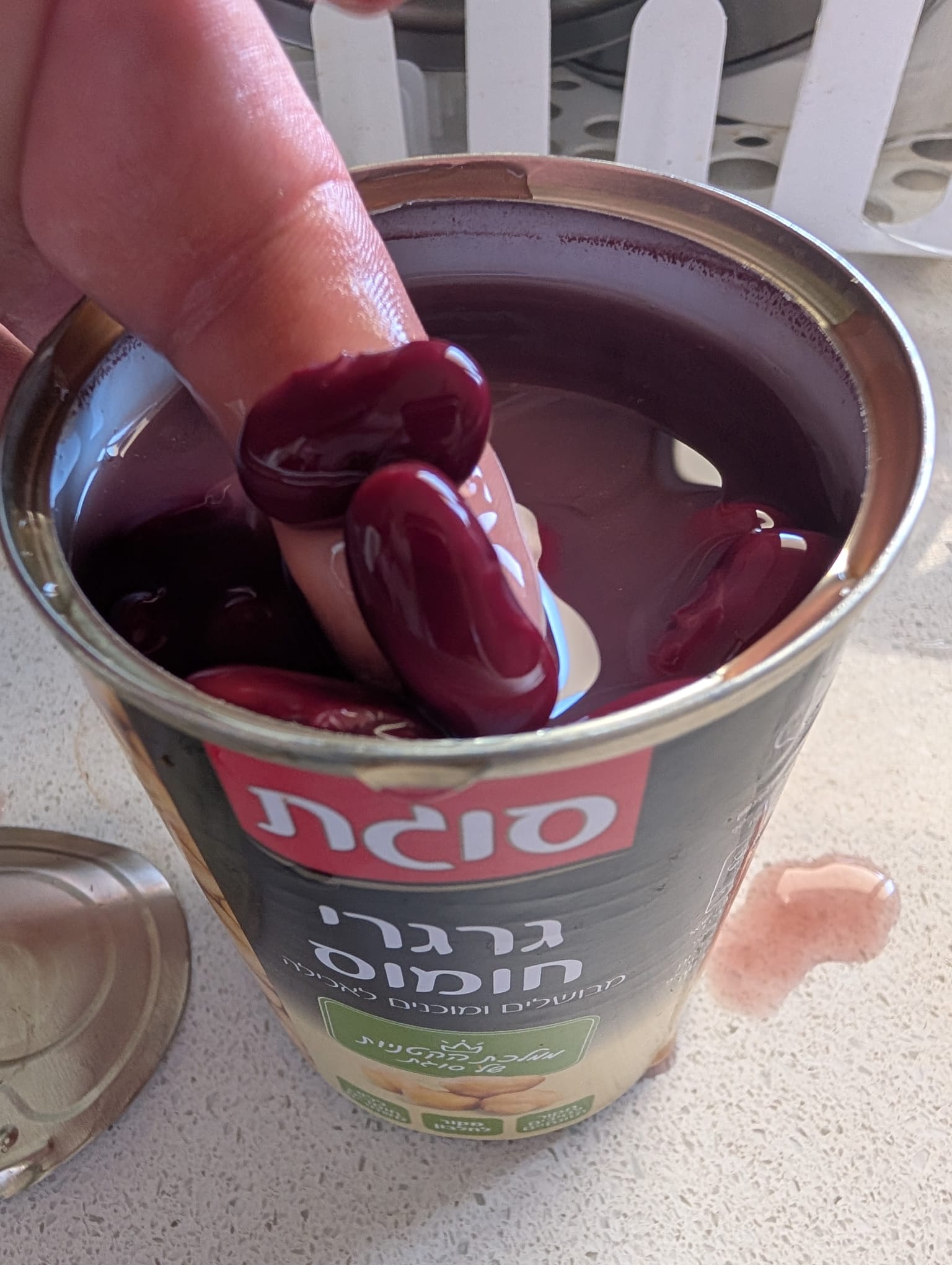 הפתעה בקופסת שימורים