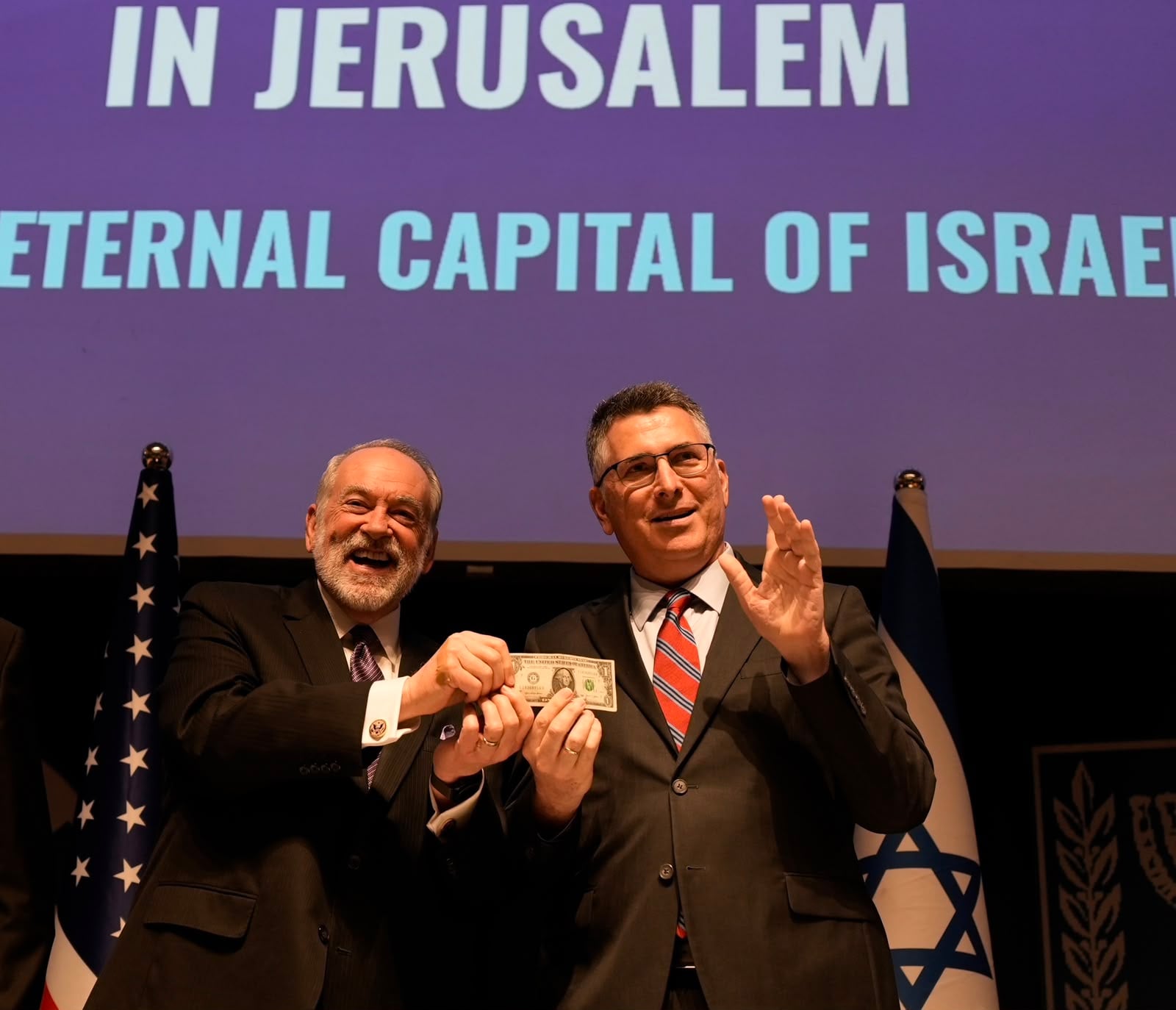 Frente a las cámaras: El embajador de EE.UU. en Israel entregó al ministro de Relaciones Exteriores un billete de un dólar