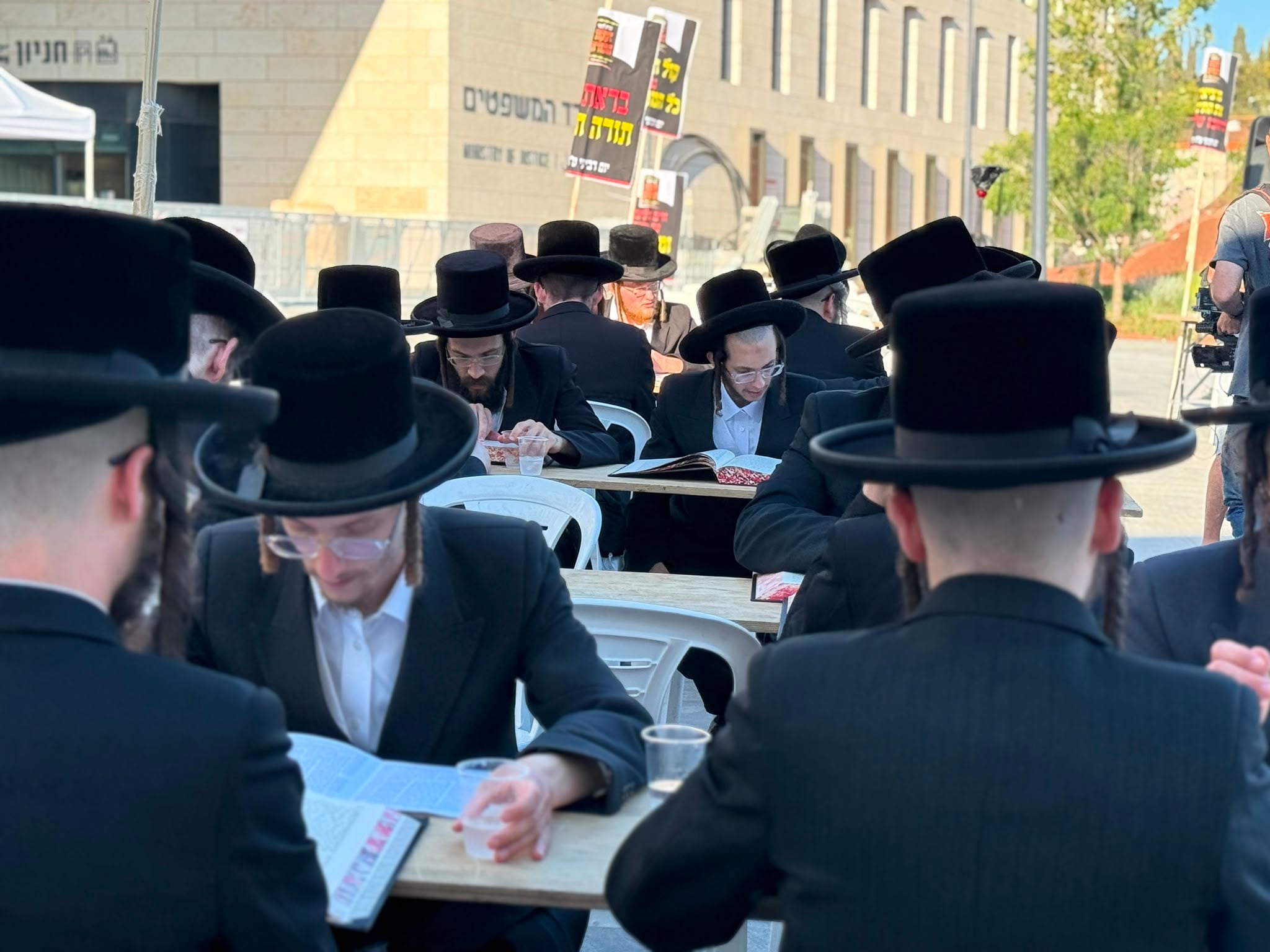 מאות חסידי ויז'ניץ מפגינים מול משרד היועמ"שית בירושלים
