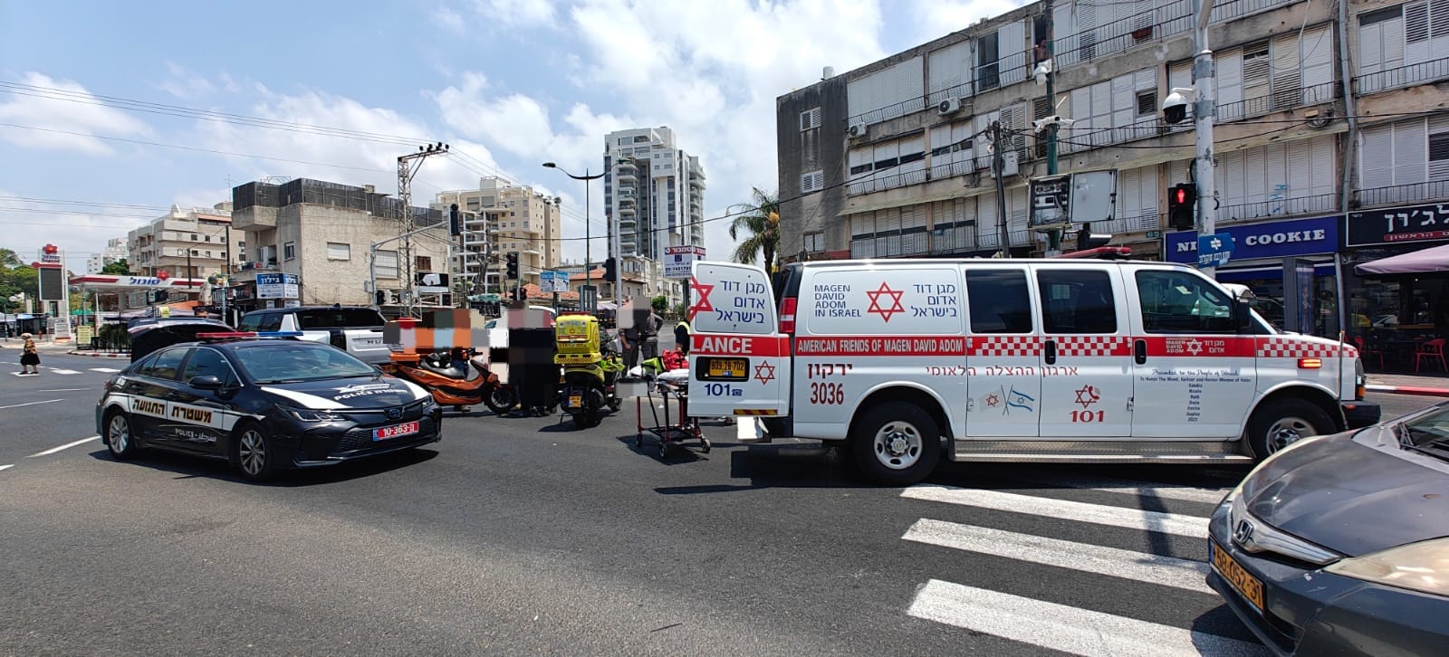 פעולות החייאה בהולך רגל כבן 80 שנפגע מרכב בהוד השרון