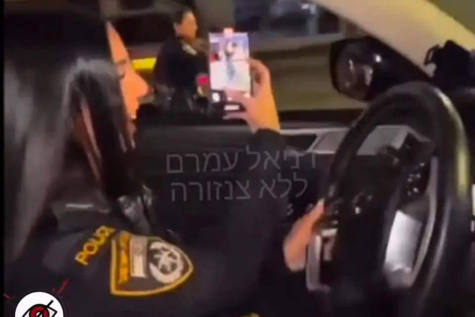 שוטרת נהגה עם טלפון ביד, וצילמה אחרת בלי קסדה: התיעוד החמור